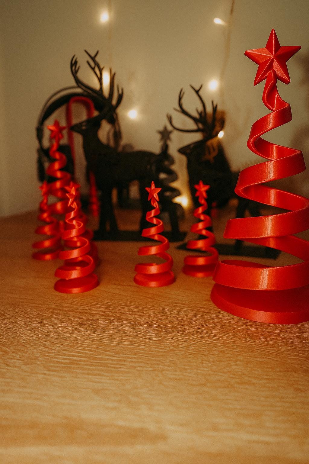 Minimalist Spiral Christmas Tree Decoration – 3D Printed Red Holiday Ornament – Modern Festive Table Decor